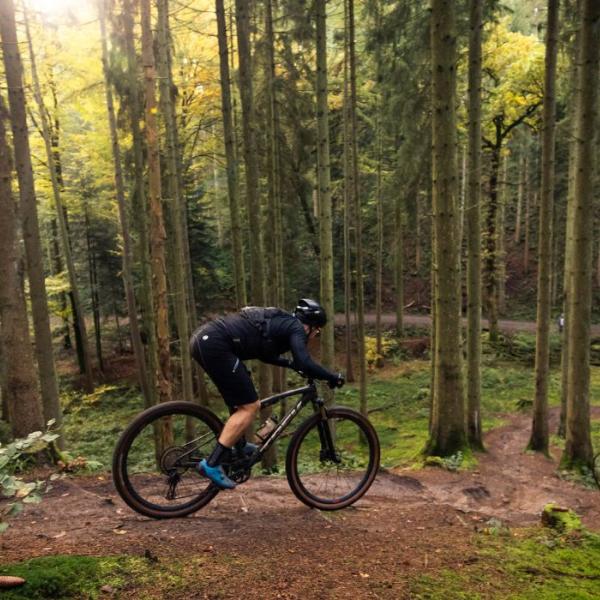 Eine Person fährt Mountainbike im Nørreskoven in Vejle