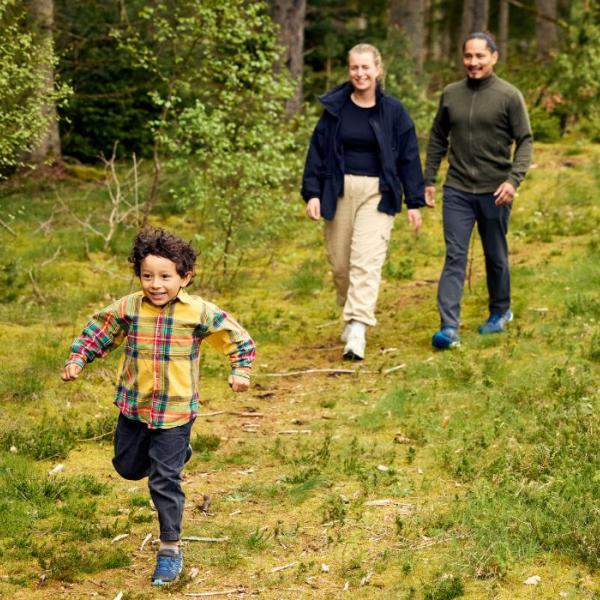 Eltern mit Sohn bei einem Spaziergang im Wald entlang des Hærvejen