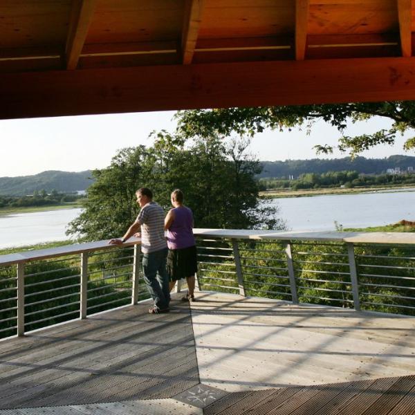 Ein Paar steht und genießt die Aussicht vom Aussichtsturm im Kongens Kær in Vejle