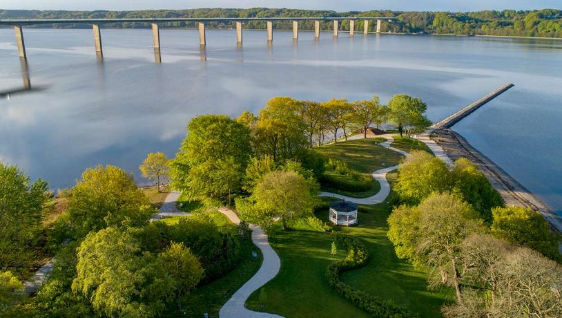 Skyttehushaven und die Vejlefjord-Brücke von oben als Luftbild gesehen