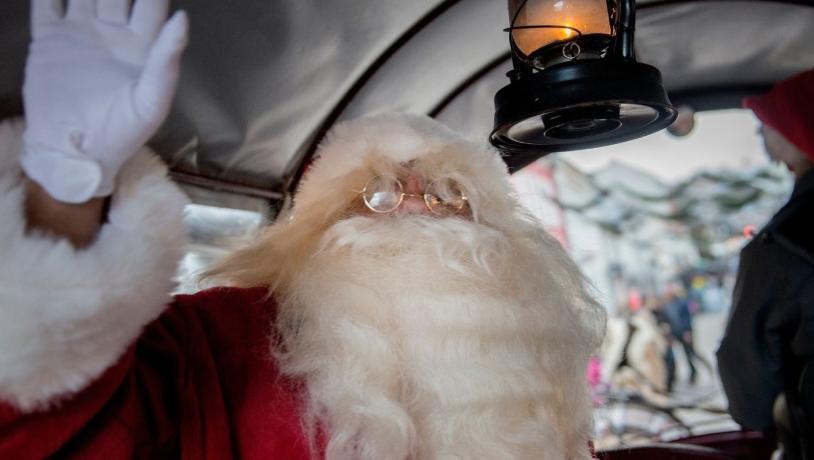 Weihnachtsmann in einer Pferdekutsche in der Fußgängerzone