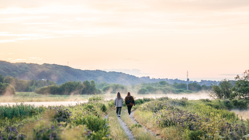 Zwei Frauen auf einem Spaziergang am Kongens Kær in Vejle Ådal