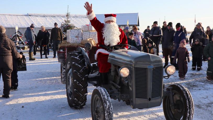 Der Weihnachtsmann kommt auf einem Traktor auf dem Weihnachtsmarkt in Tinnetgaard an