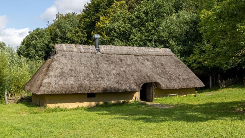 Haus in der Vingsted-Eisenzeit an einem Sommertag