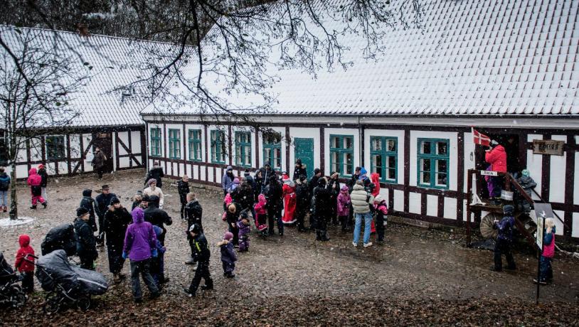 Weihnachtsmarkt in Børkop Vandmølle, wo sich Familien und Freunde im Innenhof treffen