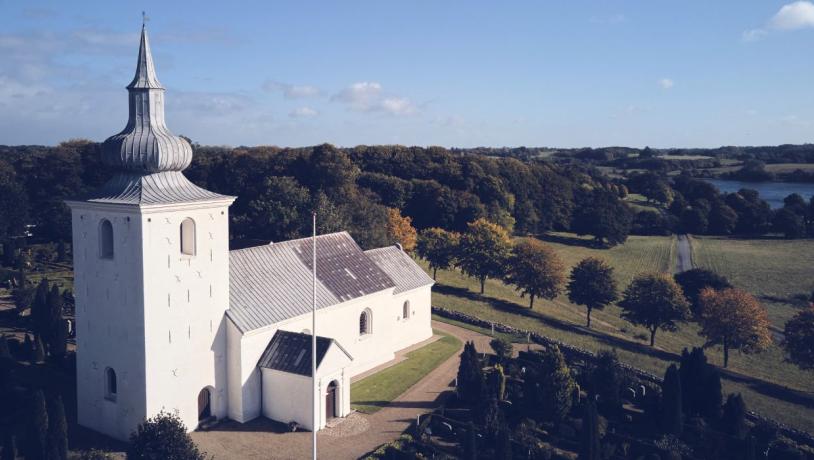 Der Blick von der Nørup-Kirche über den Engelsholm-See