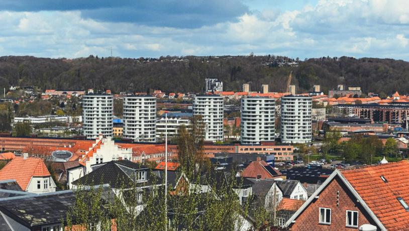 Der Blick von der Windmühle Vejle über die Stadt Vejle an einem Frühlingstag