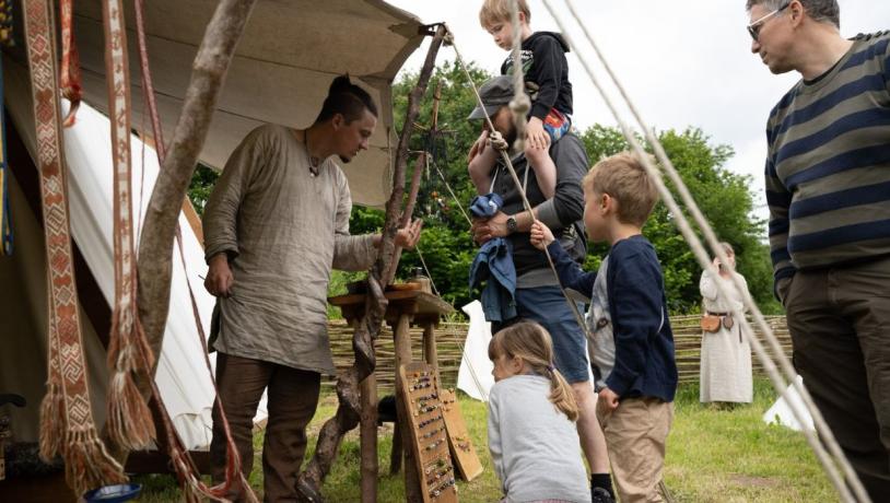 Auf dem Eisenzeitmarkt in Vingsted lernen Kinder und Erwachsene mehr über die Handwerkskunst der Eisenzeit