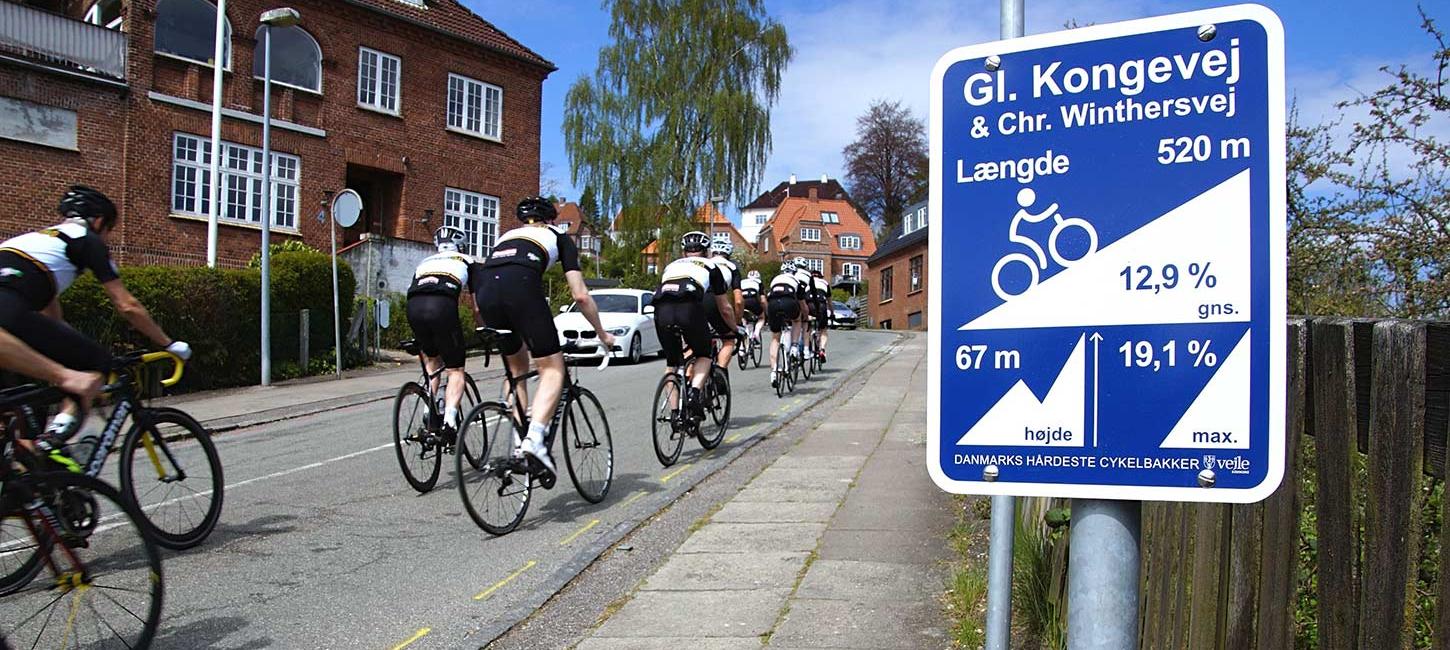 Radfahrer radeln die Straße Gl. Kongevej, einer der härtesten Radhügel Dänemarks