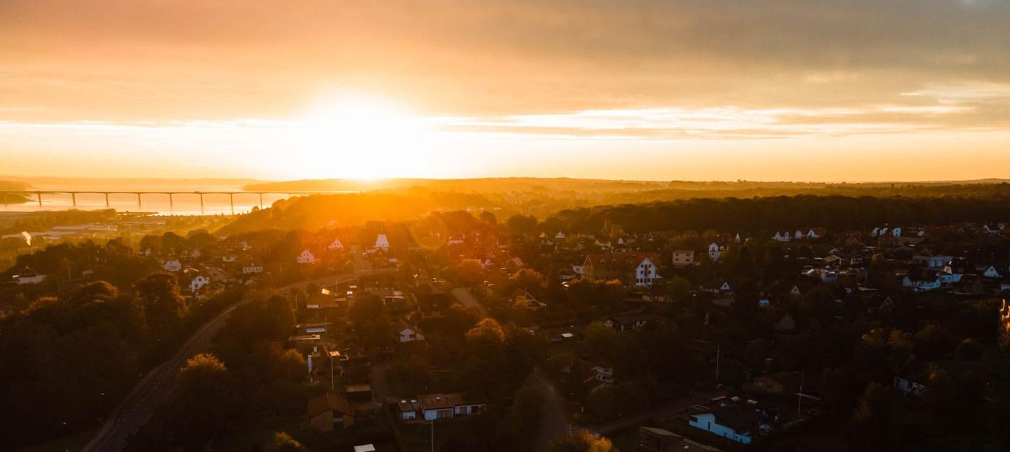 Udsigt over Vejle by i solnedgangen