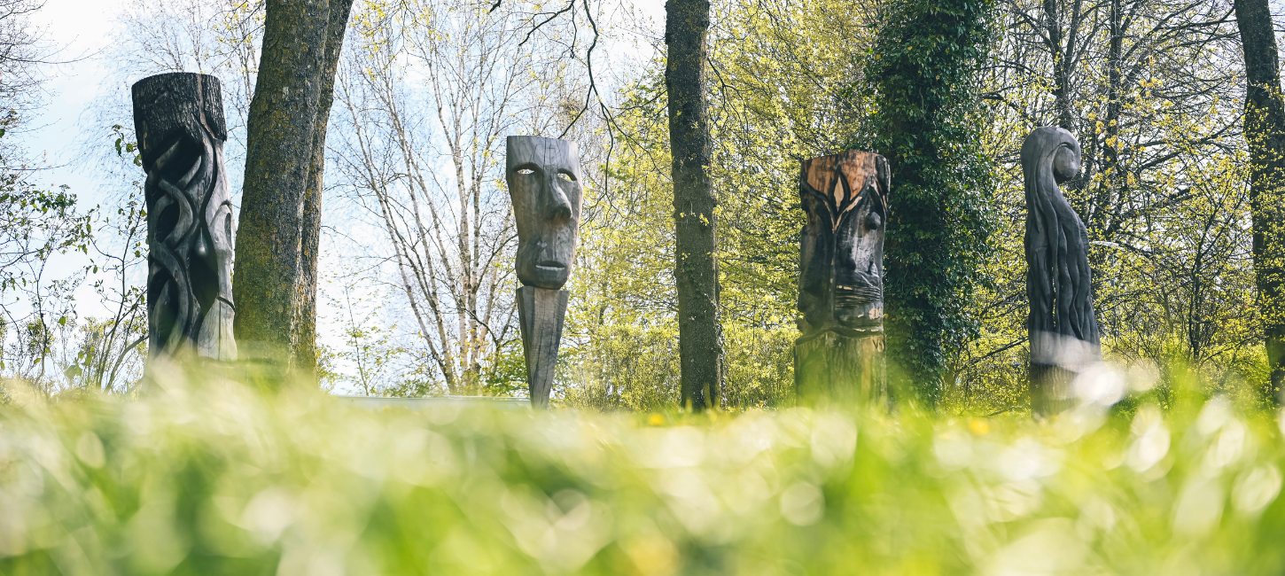 Kunst in der Natur in der Skulpturenstadt Give