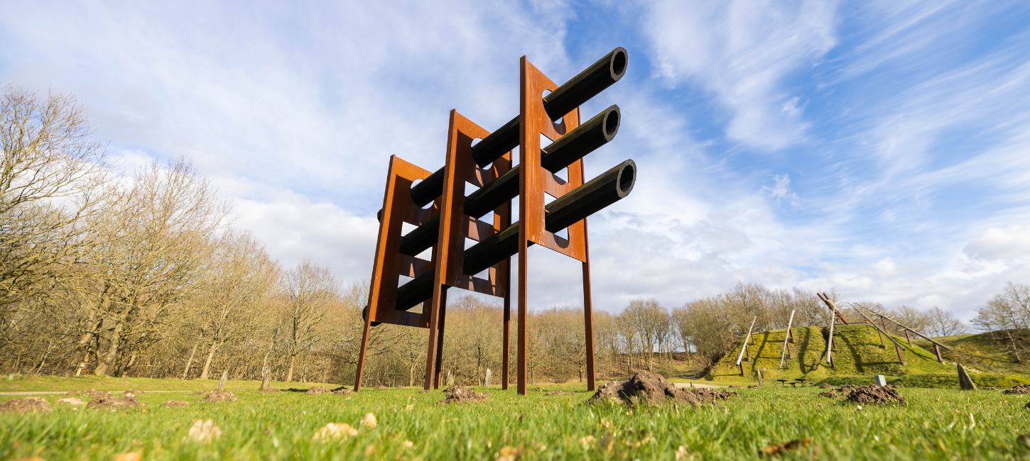 Skulptur i tøskind grusgrav