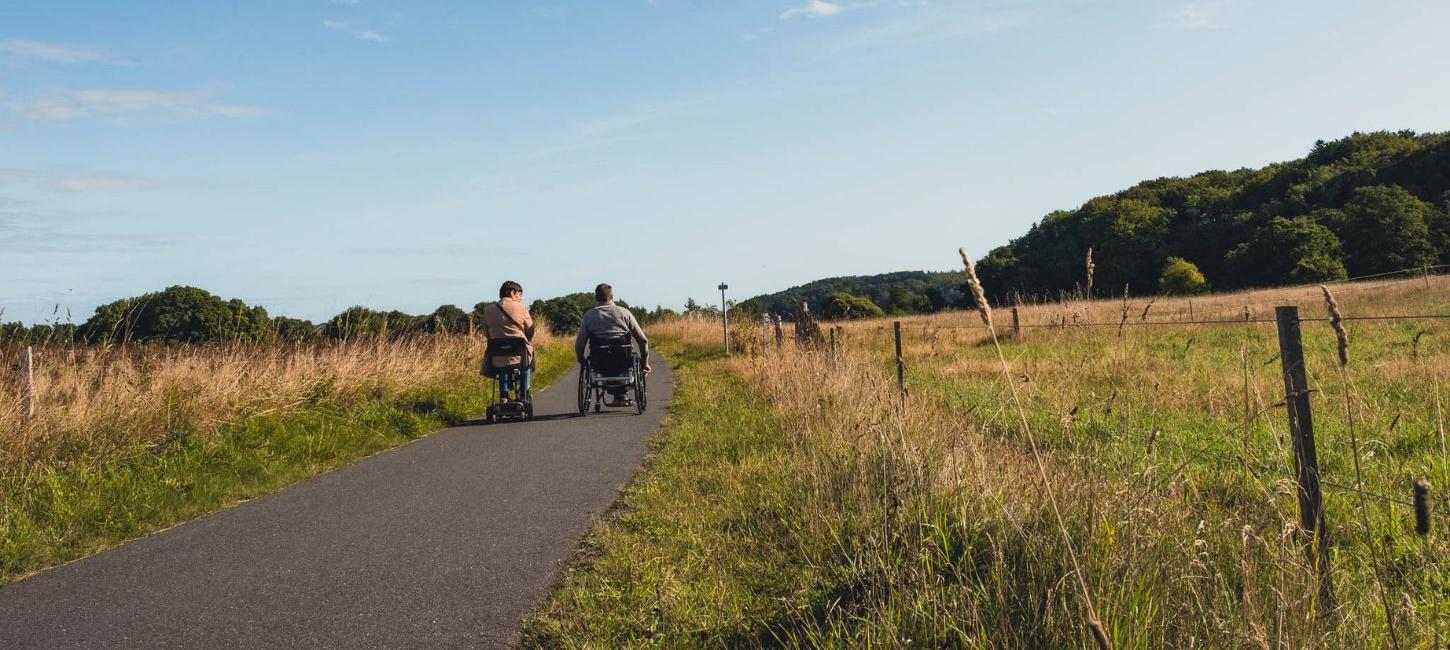 To kørestolsbrugere på tur langs Bindeballestien