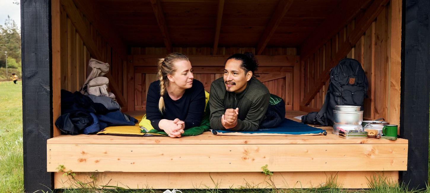 Zwei Personen befinden sich in einer Schutzhütte am Hærvejen