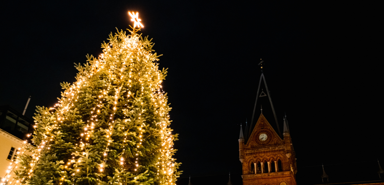 Lichter am Weihnachtsbaum auf dem Rådhusplatz in Vejle