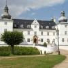 Schloss Engelsholm am Wassergraben an einem Sommertag