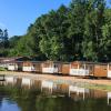 Hütten auf Randbøldal Camping am See an einem Sommertag