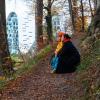 Mutter und Kind bei einem Spaziergang im Nørreskoven in Vejle im Herbst mit Blick auf Bølgen und die Uferpromenade