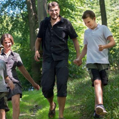 Familie auf einem Ausflug im Munkebjerg-Wald an einem Sommertag