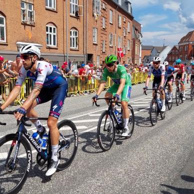 3. Etappe der Tour de France in Vejle. Im Juli 2022 machen sich die Radfahrer bei strahlendem Sonnenschein auf den Weg zum Koldingvej