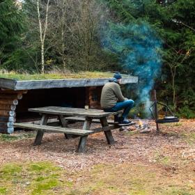 Shelter og bål i Frederikshåb Plantage