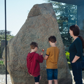 Familie ved monumenterne i Jelling