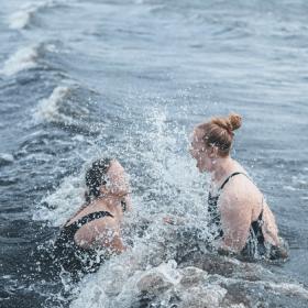 Zwei Frauen nehmen ein Winterbad am Tirsbæk Strand