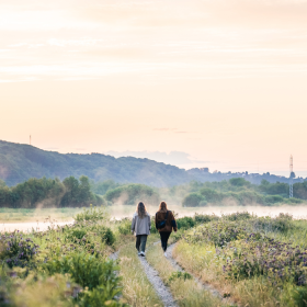 Zwei Frauen auf einem Spaziergang am Kongens Kær in Vejle Ådal