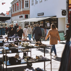 Menschen beim Einkaufen in der Fußgängerzone von Vejle