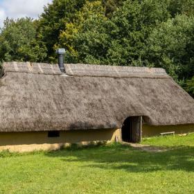 Haus in der Vingsted-Eisenzeit an einem Sommertag