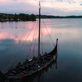 Das Wikingerschiff Jelling Orm liegt im Sommer wunderschön in Fårup Sø