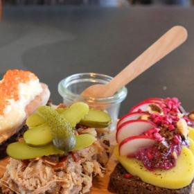 Sandwiches und Bier vom SEJD Café & Boutique