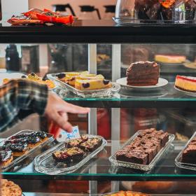 Kuchen im Kaffeehaus im Bindeballe Købmandsgård