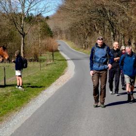 Eine Gruppe von Menschen geht entlang der Wanderroute Rans Togt