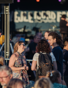 Menschen vor der Bühne beim Vejle Fjordfestival